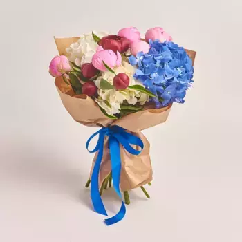Букет из 9 пионов и 3 гортензий в крафте