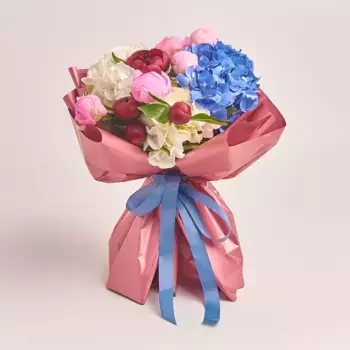Букет из 9 пионов и 3 гортензий в розовой бумаге