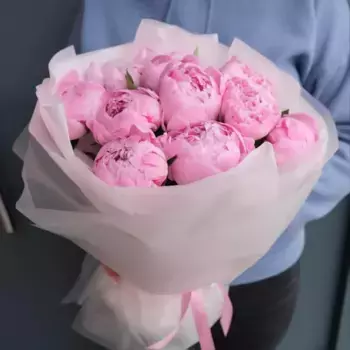 Букет из 9 розовых пионов в нежно-розовой пленке