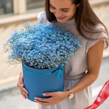 Букет из 9 синих гипсофил в голубой коробке