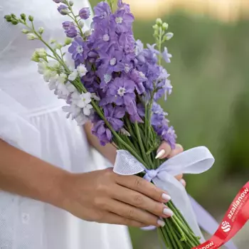 Букет из 9 сиреневых дельфиниумов с белой лентой