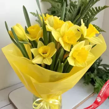 Букет из 9 желтых нарциссов в желтой пленке