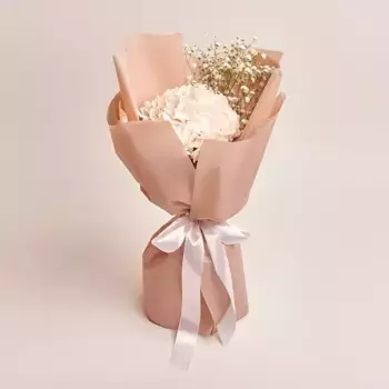 Букет из белой гортензии и гипсофилы в бежевой пленке