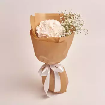 Букет из белой гортензии и гипсофилы в крафте
