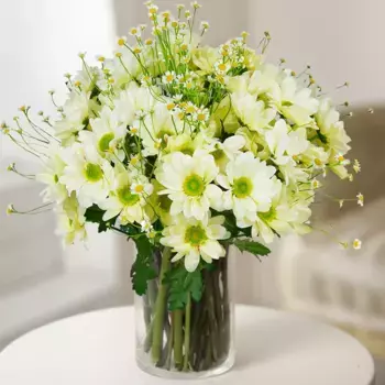 Букет из белых хризантем и ромашки «Незабываемый»