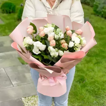 Букет из белых лизиантусов и кустовых розовых роз