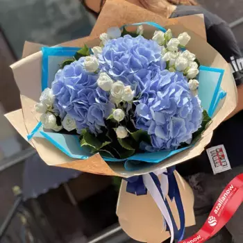 Букет из белых роз и голубых гортензий «Любовь похожая на сон»
