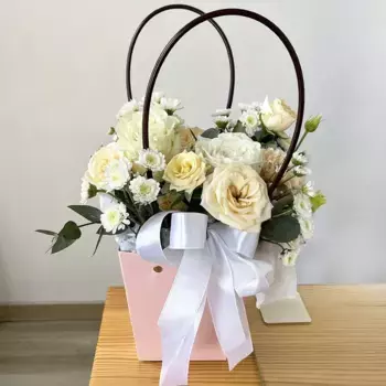 Букет из белых роз и хризантем «Нежность пудры»