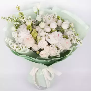 Букет из белых роз, пионов, гвоздики «Преображение»