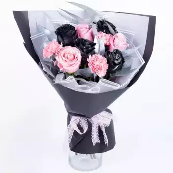 Букет из черных и розовых роз и гвоздик «Нуар»