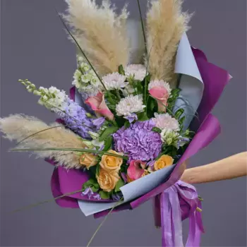 Букет из дельфиниумов, роз, хризантем «Мадам Тюссо»