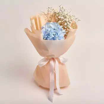 Букет из голубой гортензии и гипсофилы «Песенка»