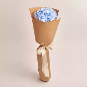 Букет из голубой гортензии в крафте