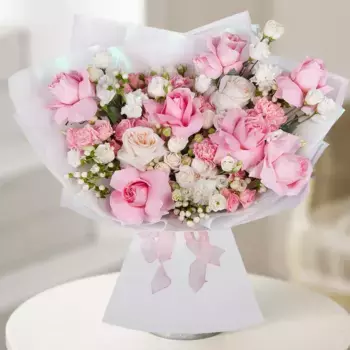 Букет из гвоздик, роз, лизиантусов «Аристократ»