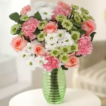 Букет из хризантем, роз и гвоздик «Цветочная магия»