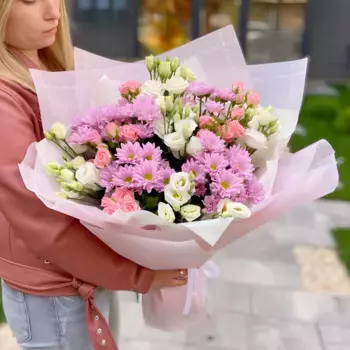 Букет из хризантем, роз, лизиантусов «Шик букет»