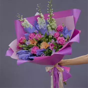 Букет из клематисов, дельфиниумов, роз «Портофино»