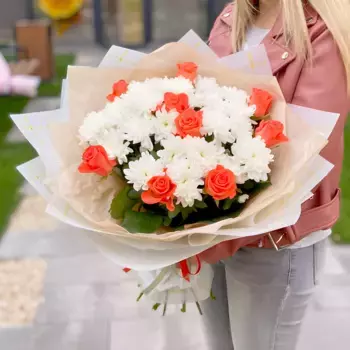 Букет из коралловых роз и белых хризантем «Луч солнца»