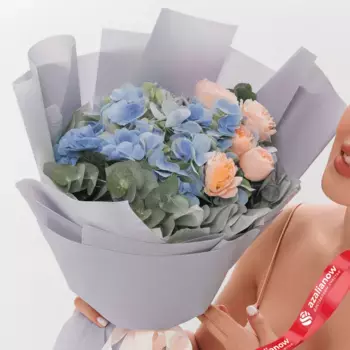 Букет из коралловых роз и голубой гортензии «Силуэт»