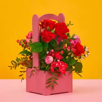 Букет из красных и розовых роз и гиперикума «Рубиновый»