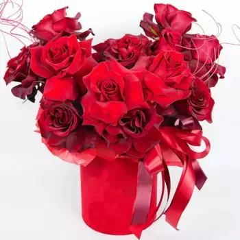 Букет из красных роз и сухоцвета «Остров любви»