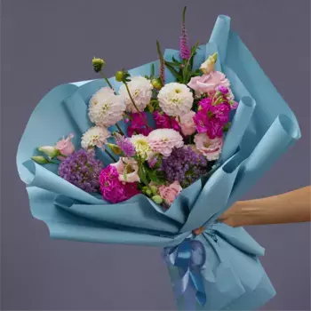 Букет из лизиантусов, георгин, маттиол «Монако»