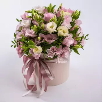 Букет из лизиантусов в коробке «Приятный сюрприз»