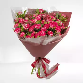 Букет из малиновых роз и астильбы «Будь любимой!»