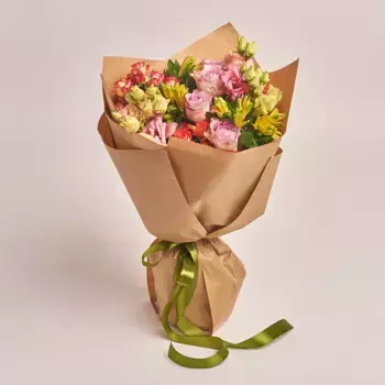 Букет из роз, альстромерий, лизиантусов в крафте