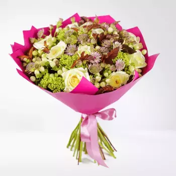 Букет из роз, астранции, гиперикума «Стихия»