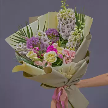 Букет из роз, дельфиниумов, вероники «Прости меня»