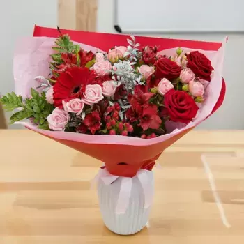 Букет из роз, гербер, альстромерий «Бархатистые края»