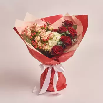 Букет из роз, гортензии, гиперикума в красной бумаге
