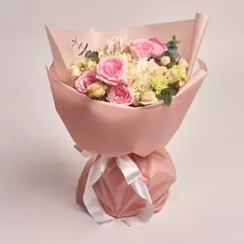 Букет из роз, гвоздик, гортензий в розовой бумаге
