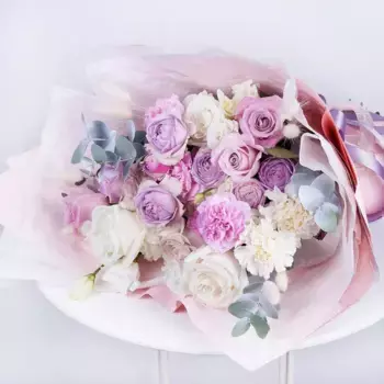 Букет из роз, гвоздик и лизиантусов «Богиня нежности»