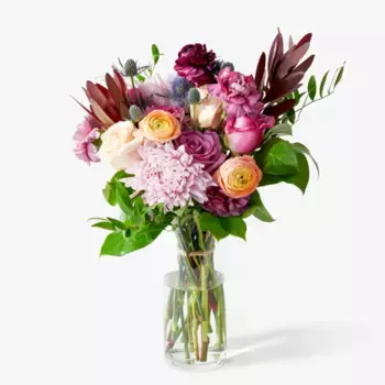 Букет из роз, гвоздик, левкадендрона «Августа»