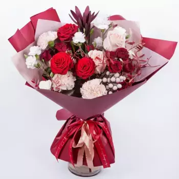 Букет из роз, гвоздик, левкадендрона «Гипноз»