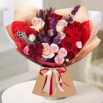 Букет из роз, гвоздик, левкадендрона «Желание»