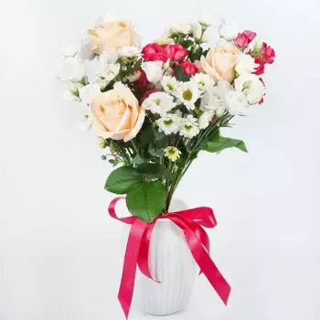 Букет из роз, хризантем, лизиантусов «Юная Аврора»