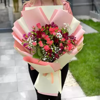 Букет из роз и альстромерий «Всплеск чувств»