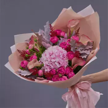 Букет из роз, калл, астильбы, гортензии «Лувр»