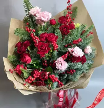 Букет из роз, лизиантуса и илекса «С наступающим»