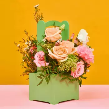 Букет из роз, лизиантуса, ваксфловера «Оливковый»