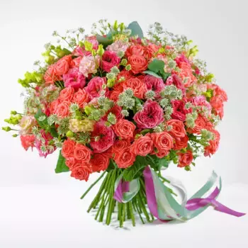 Букет из роз, лизиантусов и астранций «Феерия»
