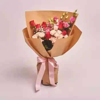 Букет из роз, лизиантусов и гипсофилы в крафте