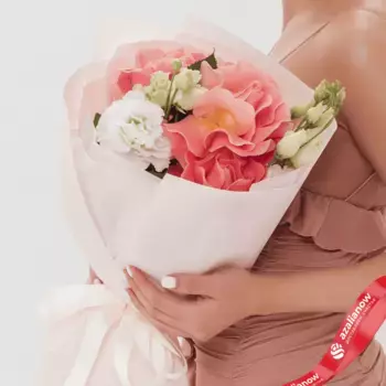 Букет из роз, лизиантусов и гвоздик «Первый снег»