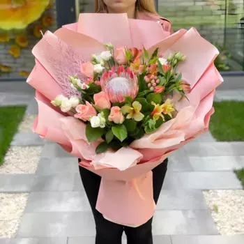 Букет из роз, лизиантусов, протеи «Бонжур, Хеллоу»