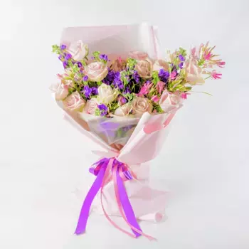 Букет из роз, маттиол, клеомы «Ты моя нежность»