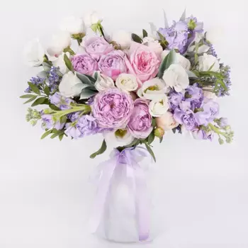 Букет из роз, маттиолы, лизиантуса «Символ любви»