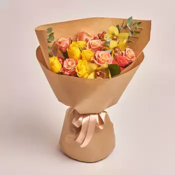 Букет из роз, орхидей, гиперикума в крафте